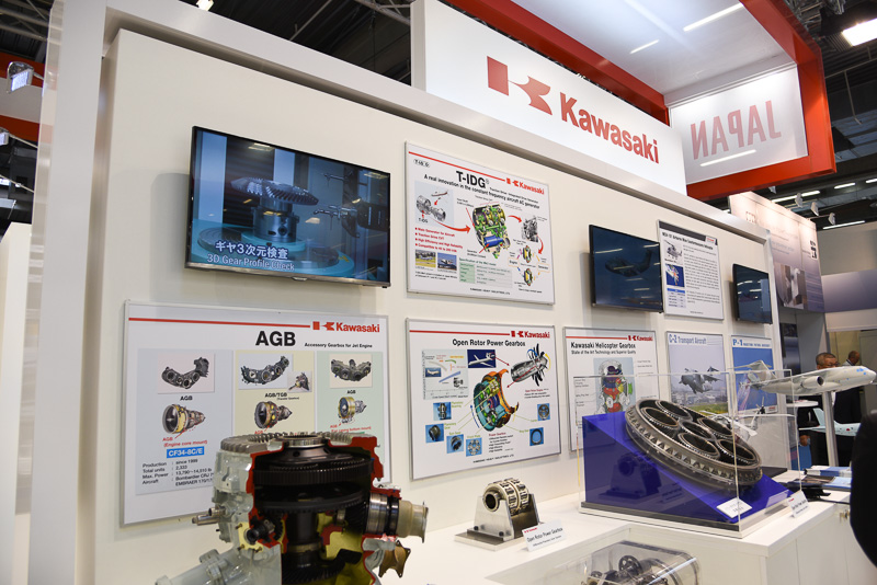 川崎重工のブース。ヘリコプターのメインギヤボックスや開発中のオープンローターエンジン用ギヤボックスを展示