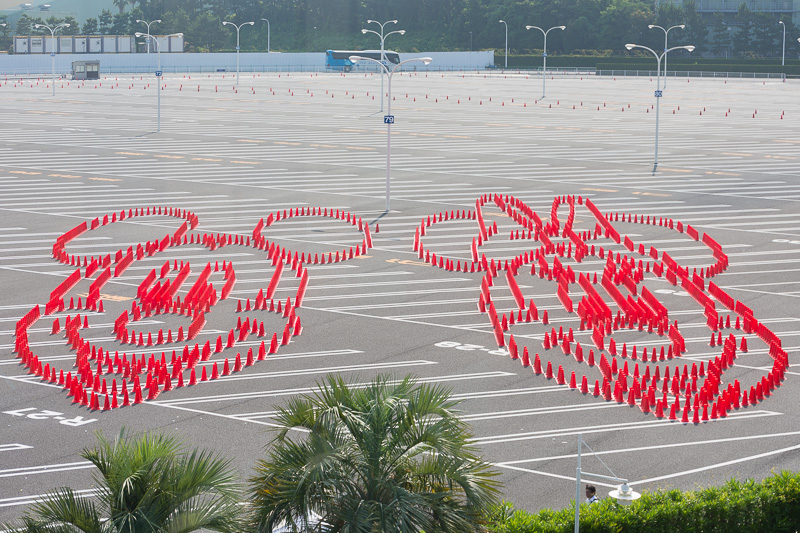 東京ディズニーランド・パーキングと東京ディズニーシー・パーキングへのダイハツの協賛開始を記念したコーンアートを披露