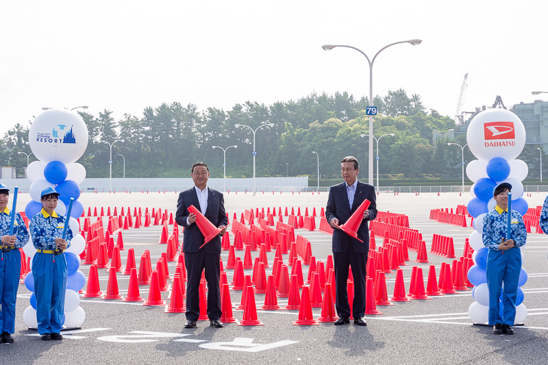 オリエンタルランドの上西社長と、ダイハツの三井会長が、最後のコーンを設置。協賛開始記念のコーンアートが完成した