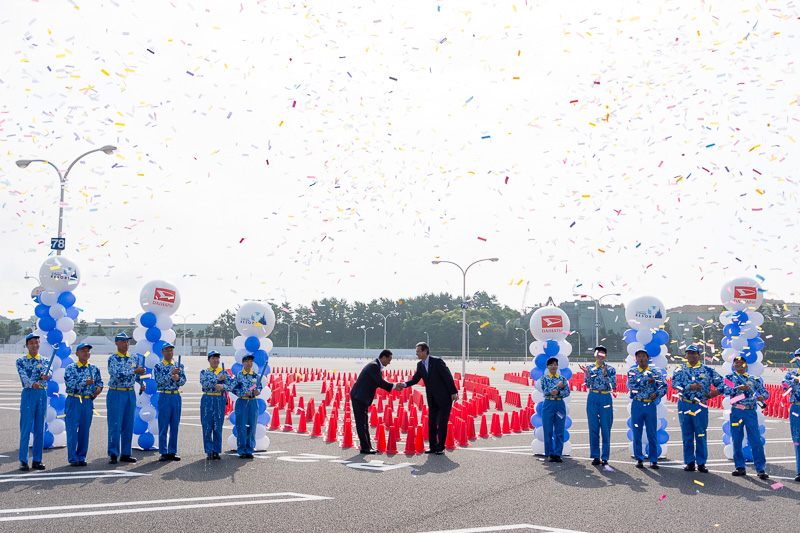 オリエンタルランドの上西社長と、ダイハツの三井会長が、最後のコーンを設置。協賛開始記念のコーンアートが完成した