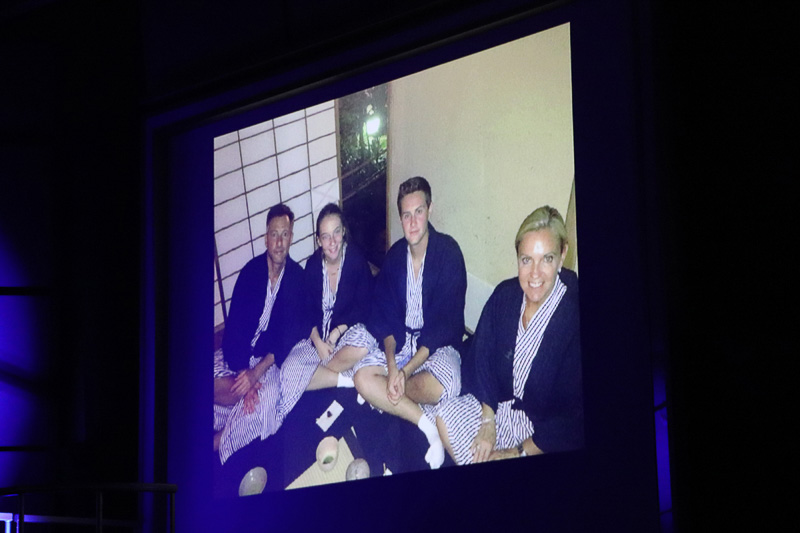 日本旅行の際の記念写真を披露しながらコメント