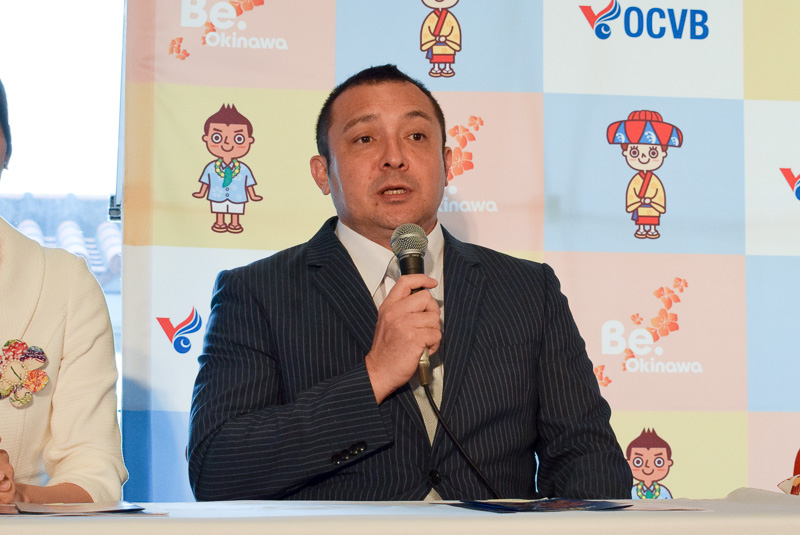 英語のMCを務めるドン・パーディー氏。沖縄ではラジオDJとしても有名