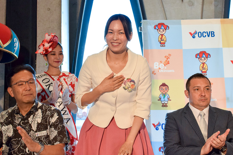 中国語のMCを務めるおどみわ氏