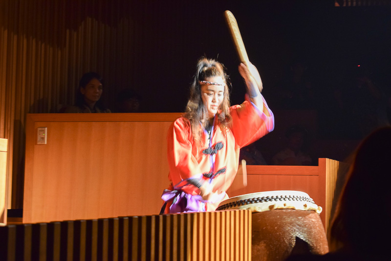 客席の太鼓ととステージ上との掛け合いが絶妙な琉球太鼓