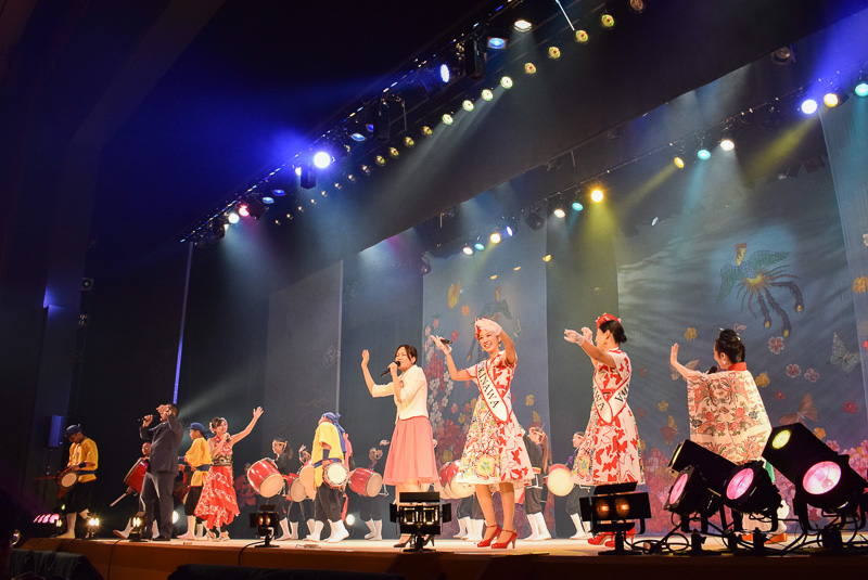 出演者総出で客席を巻き込んでのカチャーシー