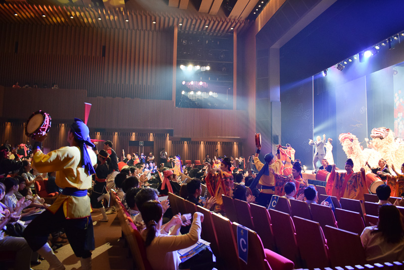 出演者総出で客席を巻き込んでのカチャーシー