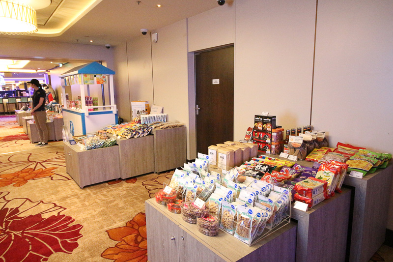 1、2日目はスナック類やお土産を売る「スーベニアマーケット」がデッキ7の通路に設置されいてた