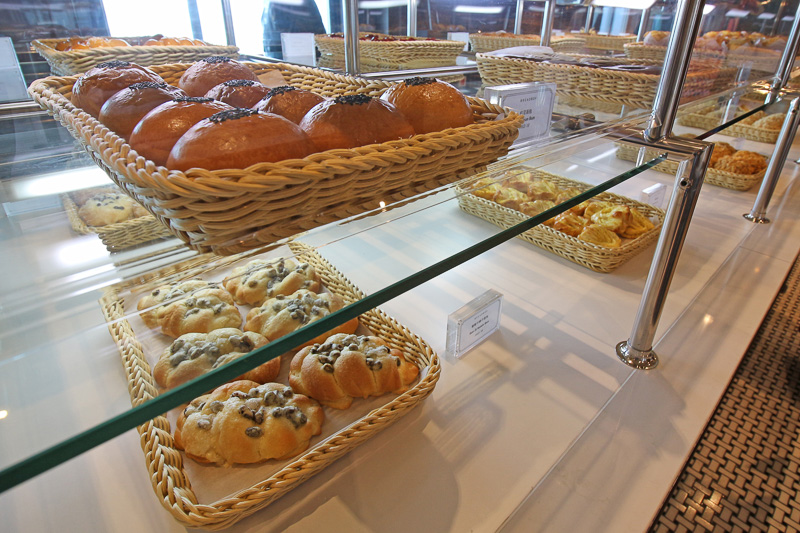 クロワッサンやドーナツから菓子パン、カップケーキまで種類豊富