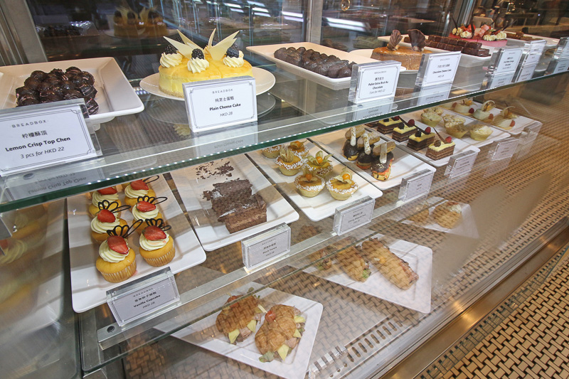 サンドイッチや本格的な生ケーキも販売されている