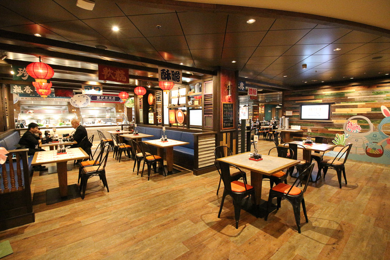 デッキ7の「ブルーラグーン」。チキンライスなど名物のアジア料理が食べられる