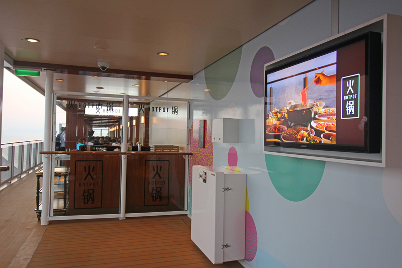 屋外の火鍋レストラン「ホットポット」。海を見ながら食事できてファミリーに人気だった