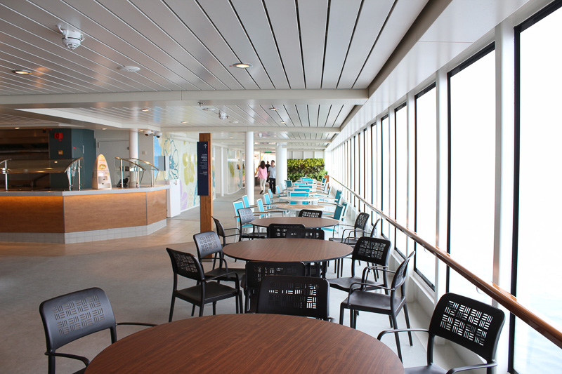 リドのビュッフェスペースはとても広く、屋外にまで広がっていて座席に余裕がある