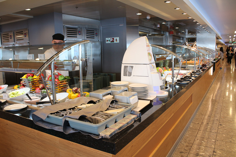 中央のキッチンを取り囲んで四方にぐるりと料理が並ぶ