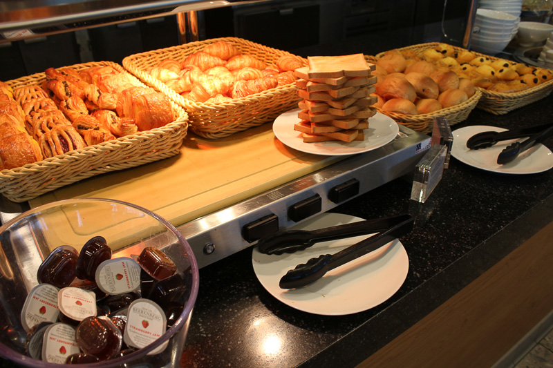 食事系のパンから甘い菓子パンまで揃う