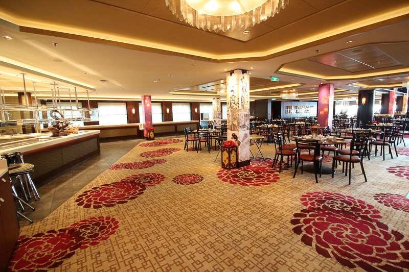 準備中の場面。丸テーブルにカトラリー類が用意され高級感がある