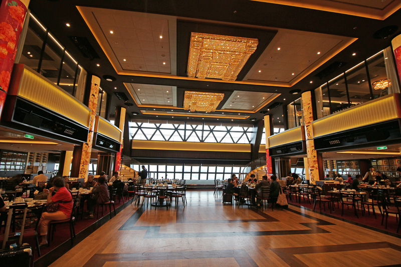 デッキ7、8吹き抜けのホール。朝食・昼食では上階も同様に利用できる