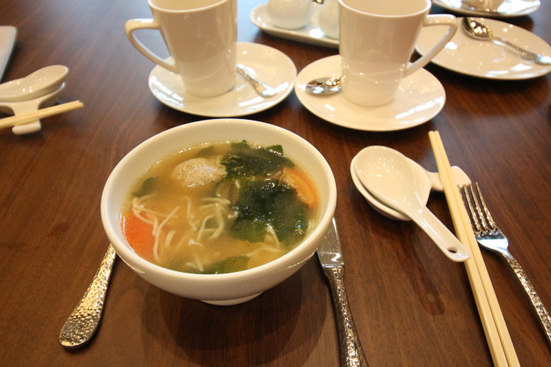 麺はトマトや肉団子の入ったあっさり味のスープだった