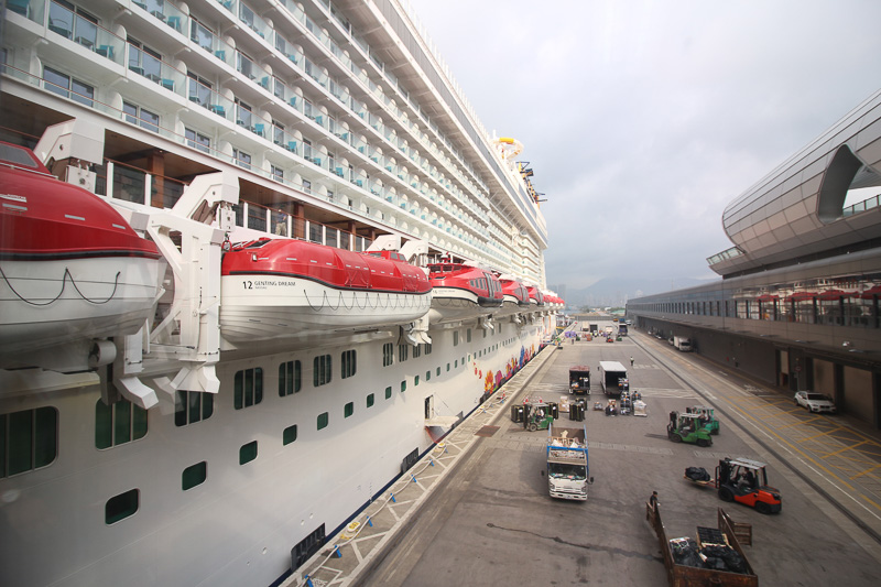 寄港地によってはボートによる上陸も行えるよう設備が揃っている