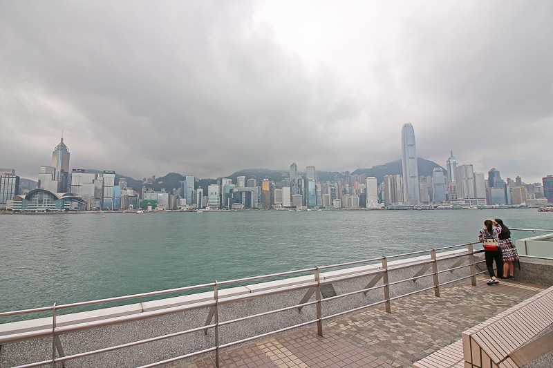 香港島のビル群を見渡せるヴィクトリア・ハーバーの「尖沙咀プロムナード」