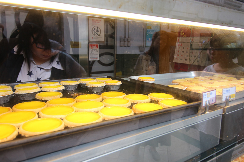 エッグタルト8香港ドル（約112円、1香港ドル＝約14円換算）。老婆餅やパン、お土産のセットもある