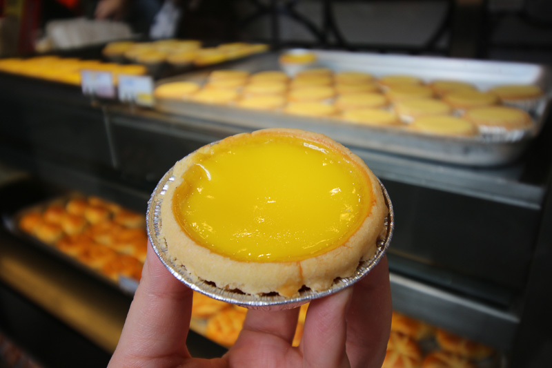 焼きたて、アツアツのエッグタルトは絶品。香港に来てよかった！ と思える味だった