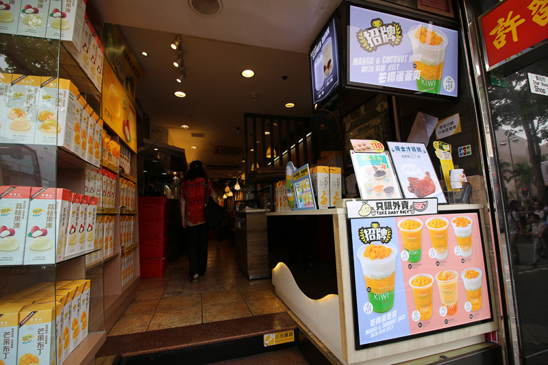 香港といえば「許留山」のマンゴージュース、39香港ドル（約546円）～。テークアウトもできる