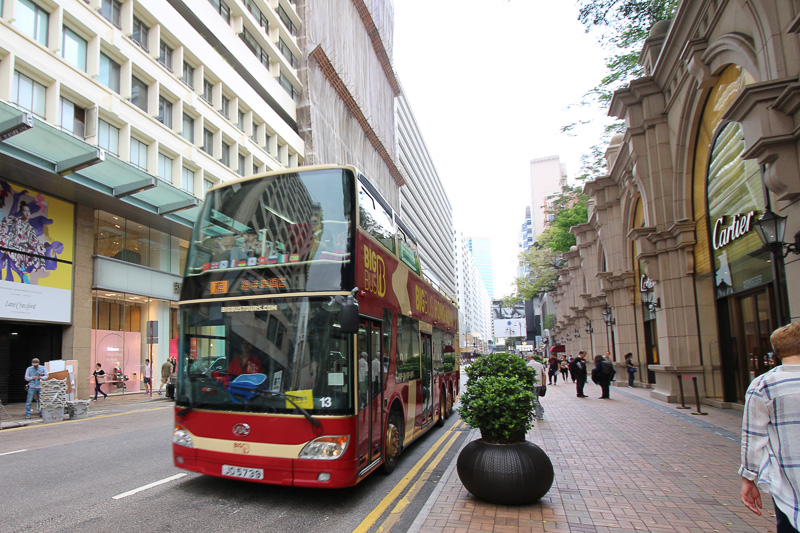 ブランド街を走る2階建てバス。街中が清潔でキレイだ