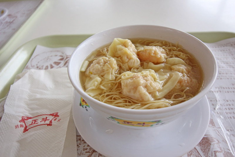 最後に香港国際空港内で食べた「正斗粥面專家」のワンタン麺。香港グルメの締めくくりにふさわしいおいしさだった