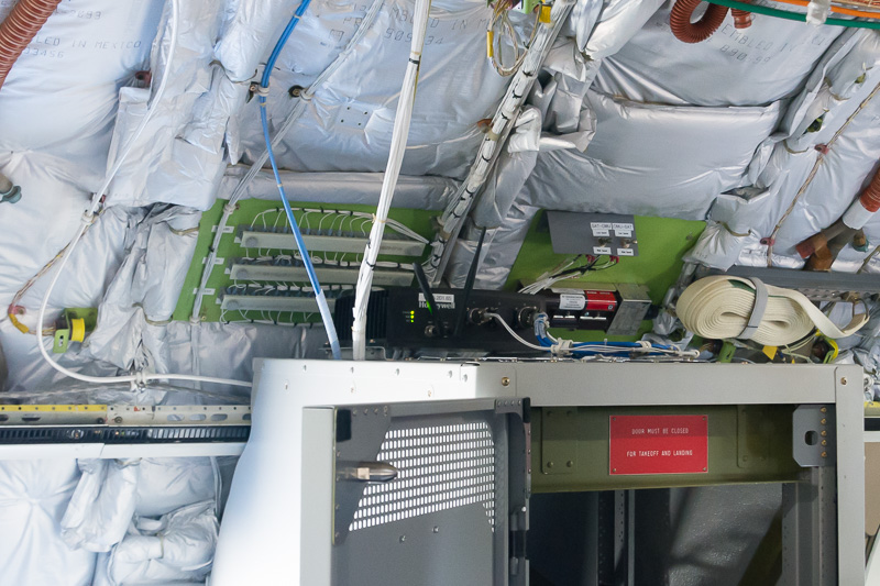 衛星通信と機内通信とを制御するセットトップボックス