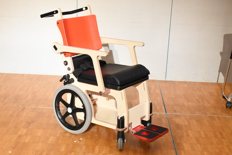白樺の積層でできた木製車椅子