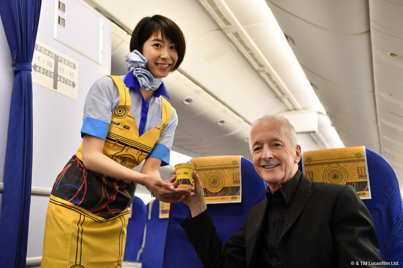 特別機内アナウンスは、C-3PO役を演じたアンソニー・ダニエルズ氏が英語版を担当