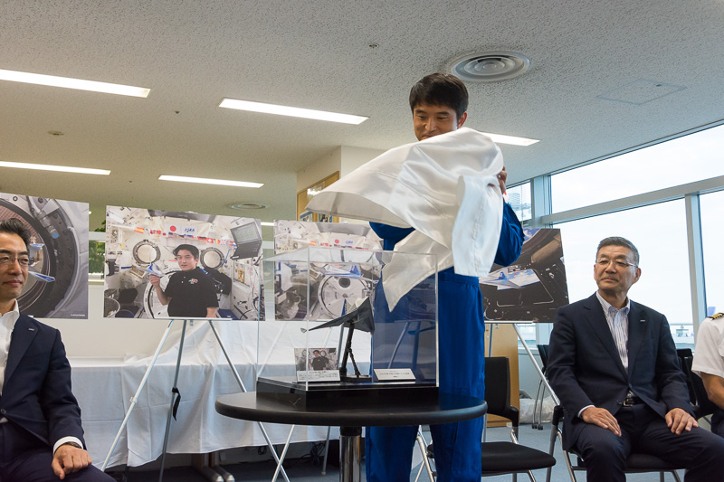 宇宙で飛ばした紙飛行機をアンベール