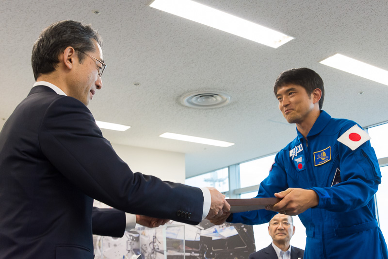 続いて、宇宙で飛んだことの証明書を、ANA代表取締役社長 平子裕志氏へ