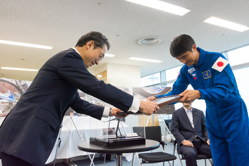 続いて、宇宙で飛んだことの証明書を、ANA代表取締役社長 平子裕志氏へ