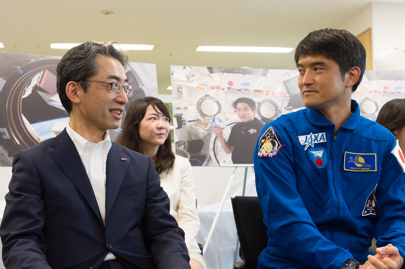 トークセッションが終了して談笑する大西宇宙飛行士と平子社長