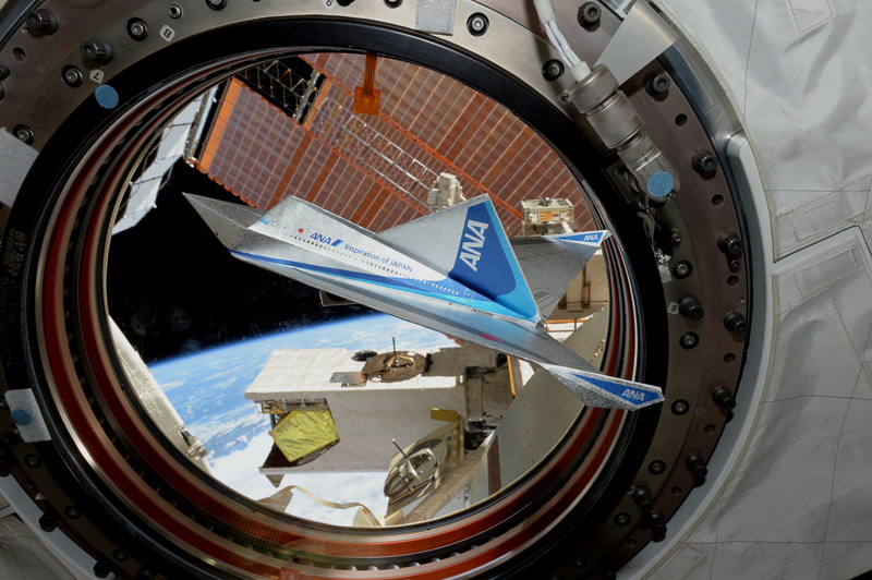 ISS内で飛ぶ紙飛行機 （C）JAXA/NASA