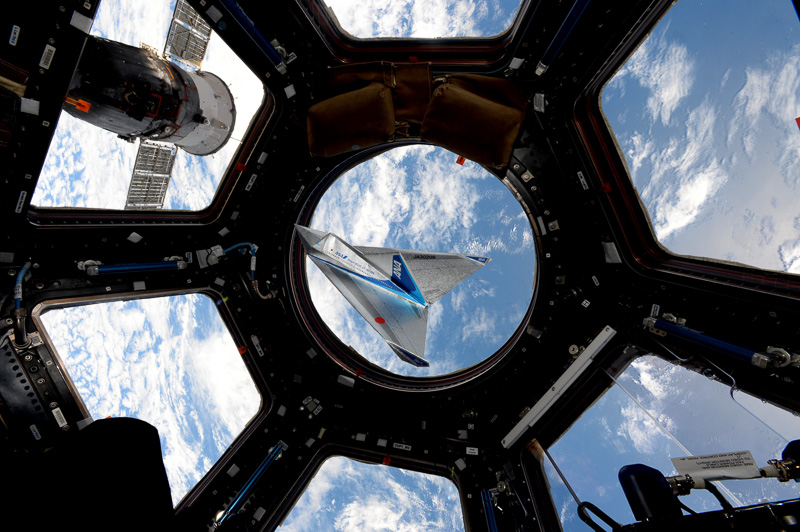 ISS内で飛ぶ紙飛行機 （C）JAXA/NASA