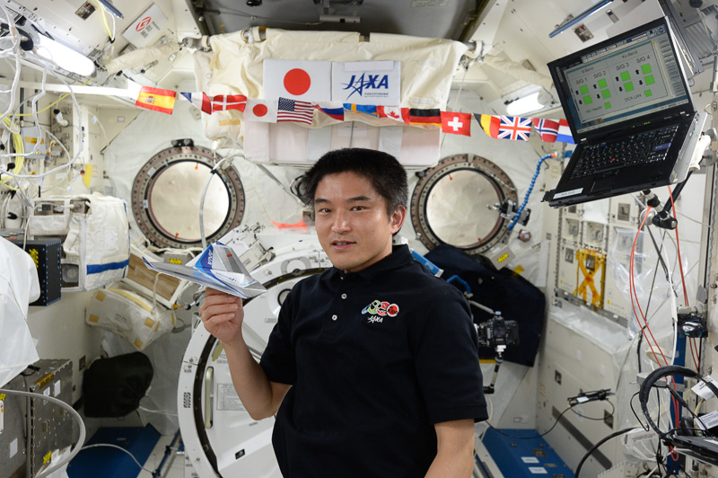 ISS内で飛ぶ紙飛行機 （C）JAXA/NASA