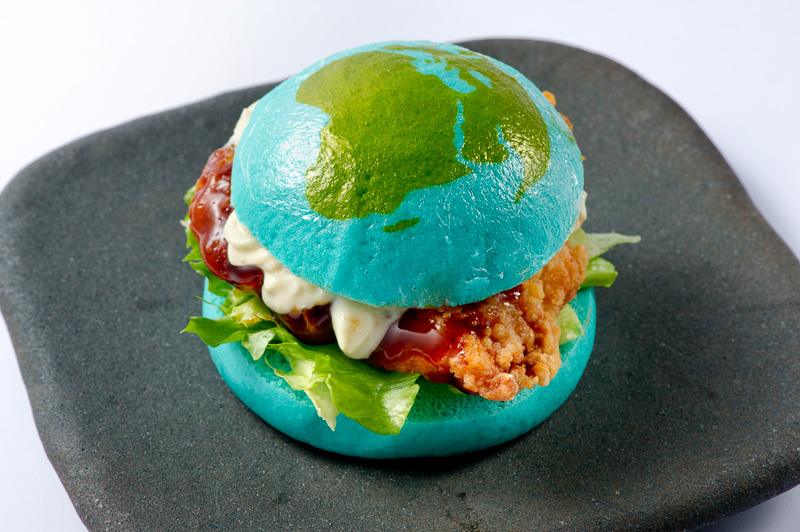 「こどもスタッフツアー」では、オービィ横浜名物の地球をイメージした「ブルーバーガー」のデザイン作成体験＆試食も