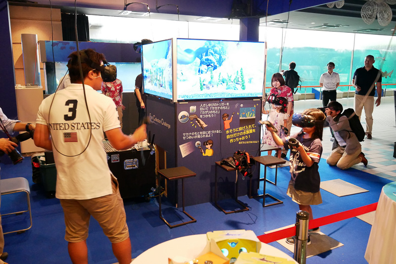 VRヘッドセットを装着して楽しむ、体験型コンテンツ「Fish Collection Challenge」。1回500円の有料で体験できる
