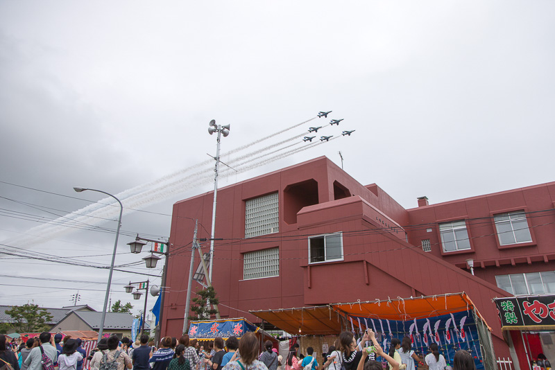 2016年開催の「東松島夏まつり」より。航空祭の前日にブルーインパルスが展示飛行を行なう