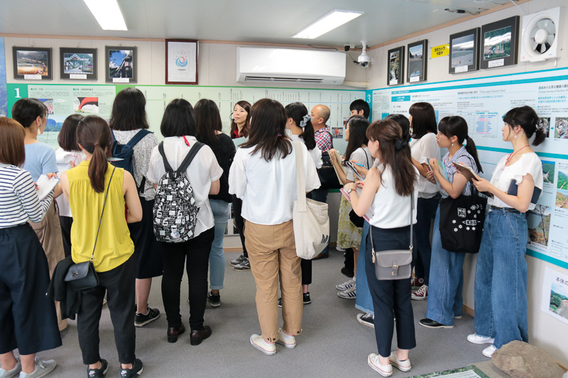 現役の“やんばコンシェルジュ”の解説を食い入るように聞く跡見学園女子大学の学生たち。やんばコンシェルジュはすでに話題となっており、Webサイトを検索すると情報が多く見つかる