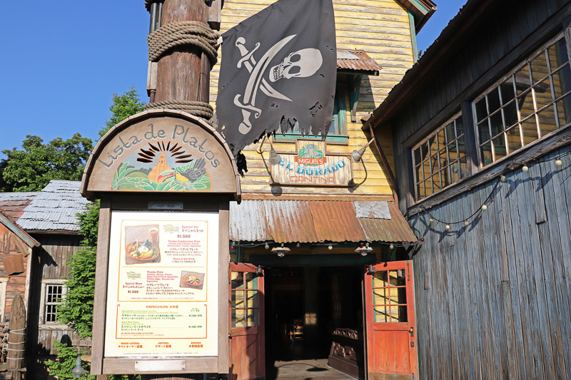 「ミゲルズ・エルドラド・キャンティーナ」にはバルボッサ海賊団の旗が掲げられ、店内もフラッグだらけに