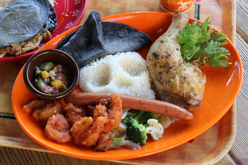 「スペシャルセット」の「パイレーツコンビプレート」は、骨付きチキンレッグとシュリンプ、チョリソー、バターライス、トルティーヤ、ベジタブルのセット