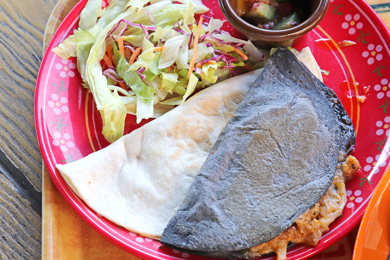 パイレーツ仕様の「ケサディーヤ」（970円）