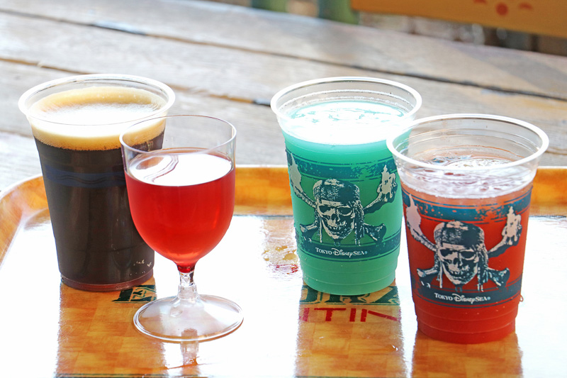 左から、「キリン一番搾りスタウト」（600円）、「キールロワイヤル」（680円）、「ビアカクテル（サワーホワイト＆ブルーシロップ）」（680円）、「テキーラトマトカクテル」（680円）