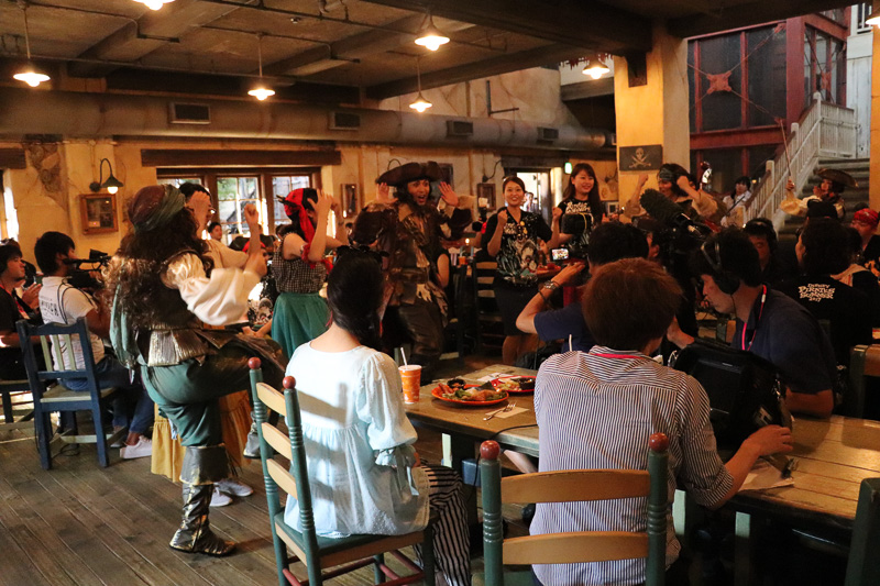 ゲストたちも参加して演奏や振り付けを楽しめる