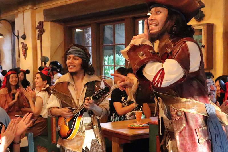 楽団メンバーが演奏しながら通路を移動し迫力満点