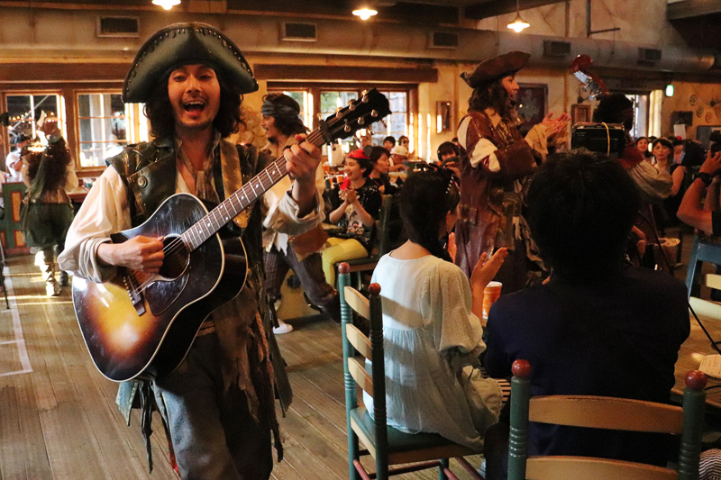 楽団メンバーが演奏しながら通路を移動し迫力満点