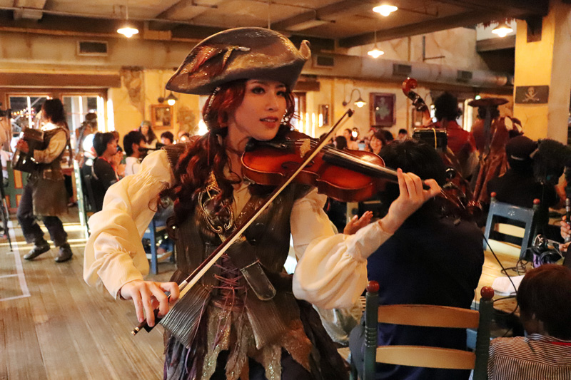 楽団メンバーが演奏しながら通路を移動し迫力満点